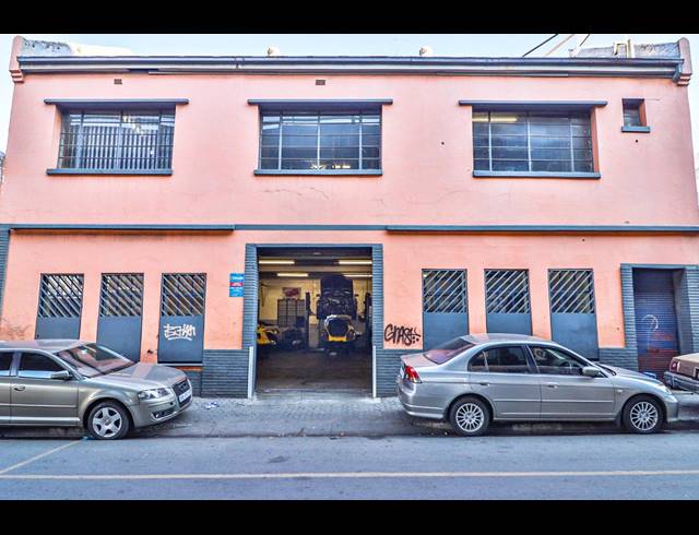 250M² BUILDING FOR SALE IN CITY & SUBURBAN